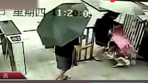 遛狗絆倒2歲女童 監控錄下男子遛狗絆倒2歲女童還打人