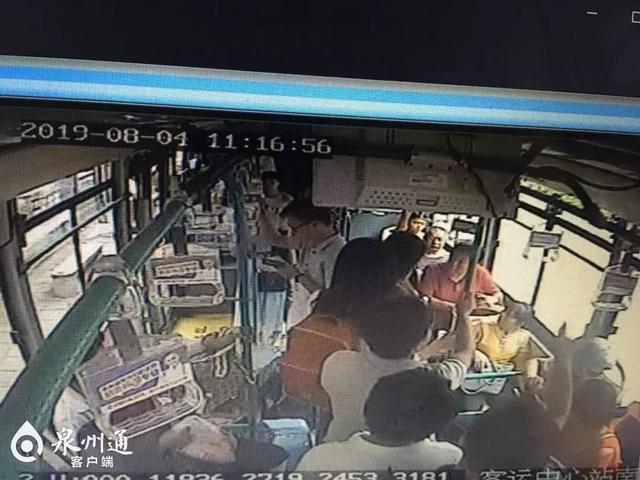 讓座慢遭大媽掌摑 該不該尊這些“為老不尊”的人/>
</p>
<p>
	11點16分58秒左右，大媽坐下，仍舊在說著話。此時，前車廂的安全員穿過擁擠的過道走向女孩和大媽，快到時，大媽突然站了起來，揚起手朝女孩打去。只聽見女孩尖叫“你干嗎打我啊”，迅速來到女孩身邊的安全員站在兩人之間，詢問“干嗎呢”，并用手擋住大媽再次揚起的手，及時制止了。
</p>
<p>
	在大媽打向女孩的瞬間，車廂內的乘客也被嚇一跳。女孩質問大媽“干嗎打人，你動手打人就不對，你要道歉”，<span style=