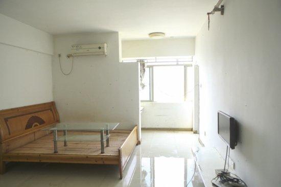 房客退租滿屋垃圾 垃圾堆有1米高淹沒(méi)沙發(fā)和床