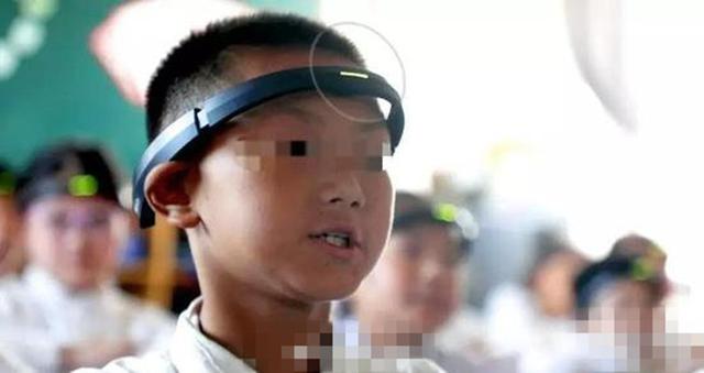 小學(xué)生戴頭環(huán)走神 類(lèi)似緊箍咒般的黑科技監(jiān)督學(xué)生上課