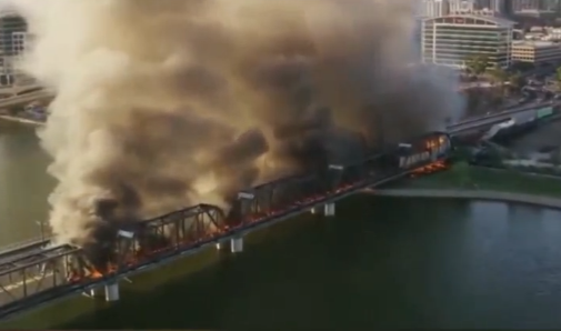 美國一運有化學品列車脫軌起火 多節車廂墜落地面